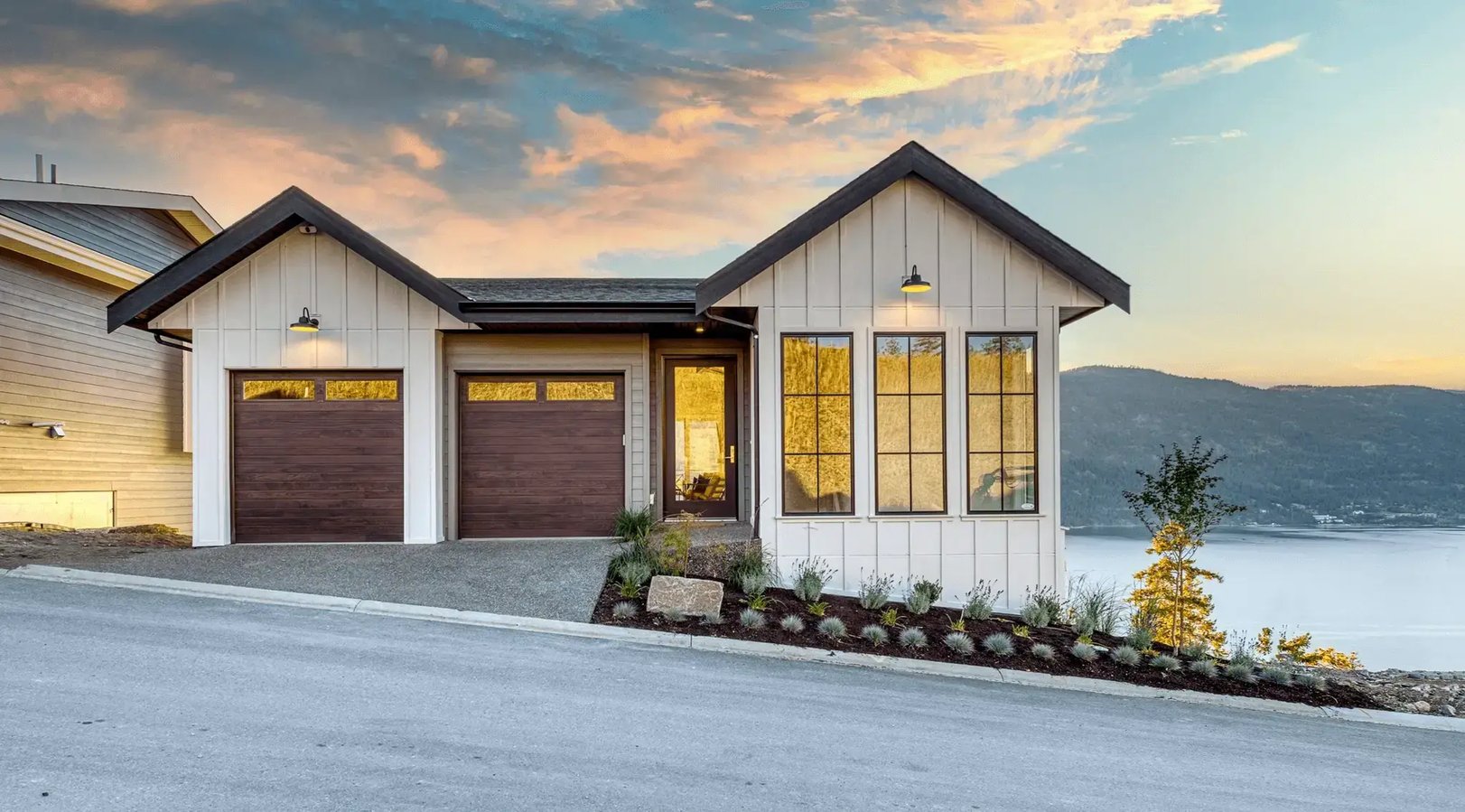 C.H.I. Planks doors in mahogany woodtone with windows