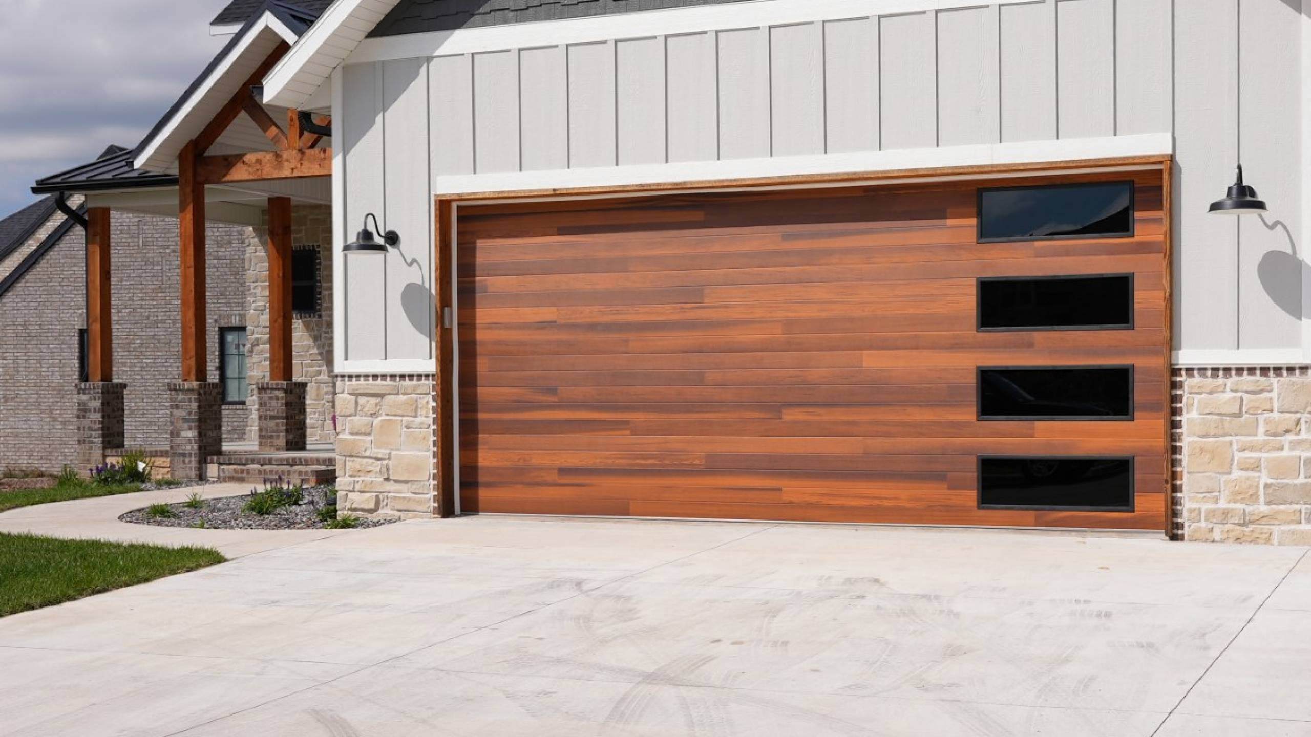 Planks garage door in cedar