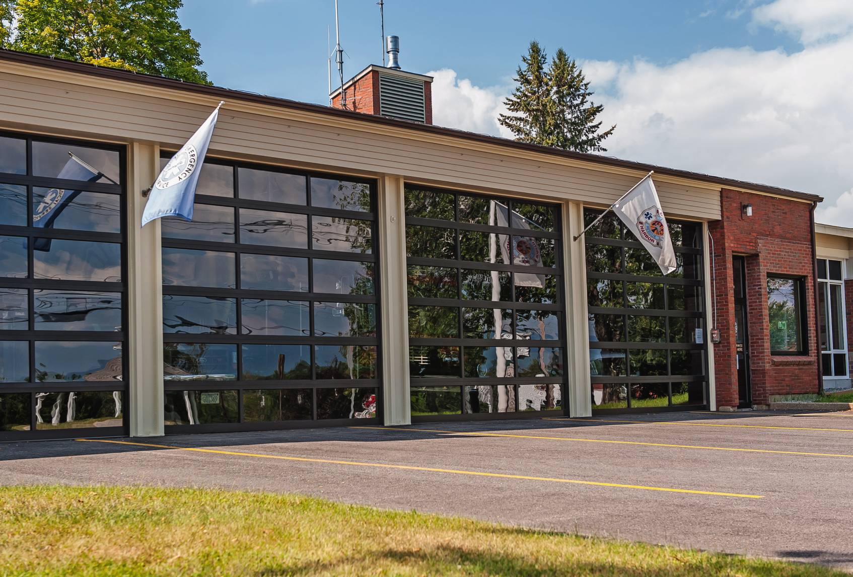 Full-view aluminum garage door for commercial use