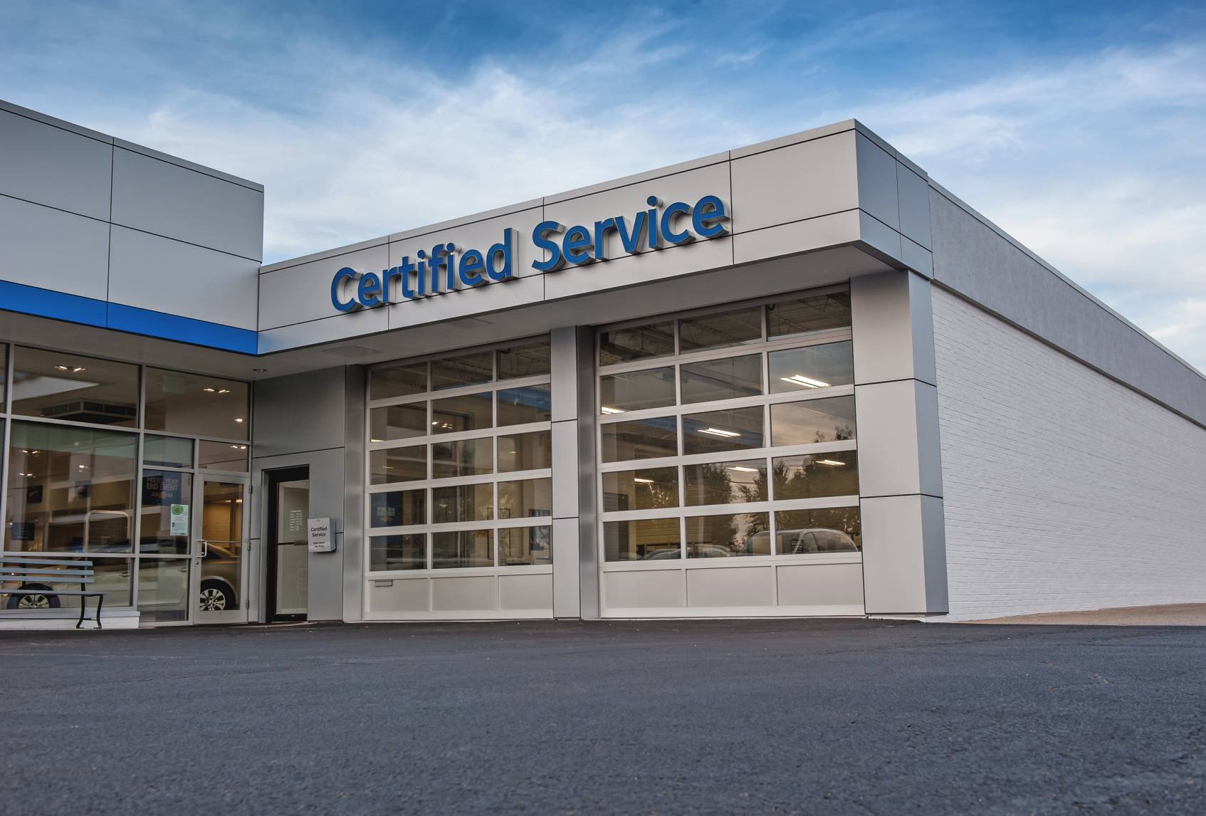 Full-view aluminum garage door for commercial use