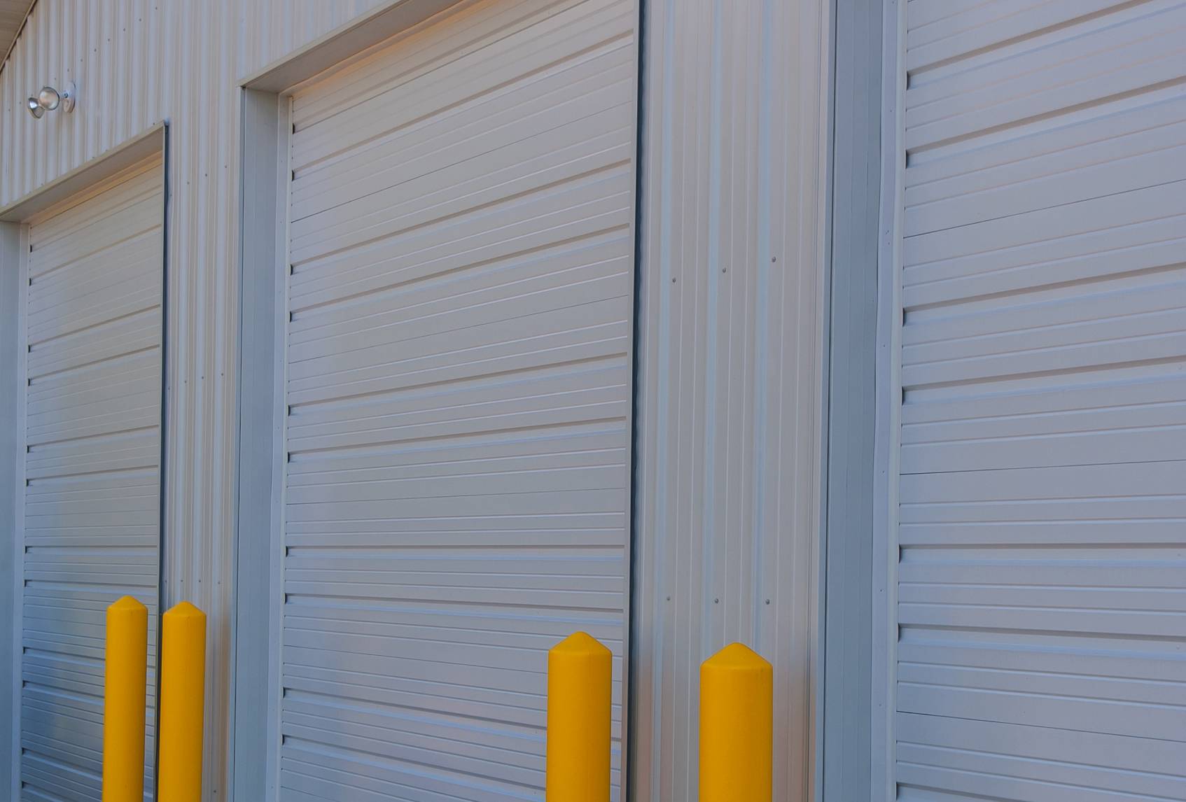 Ribbed steel garage door for commercial use