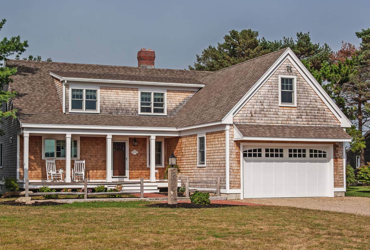 Overlay carriage house garage door in white
