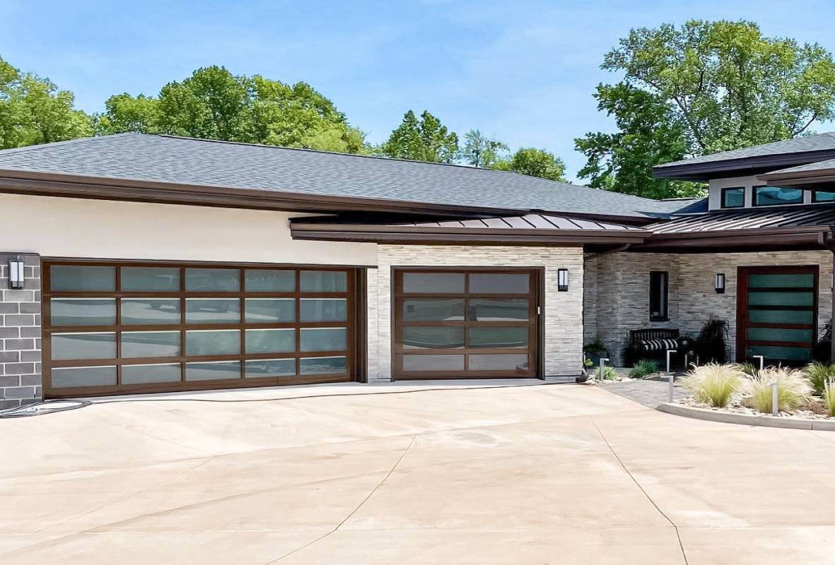 Full-view aluminium garage door in woodtone mid-century house