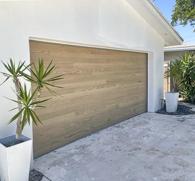 C.H.I. Planks garage door in natural oak woodtone