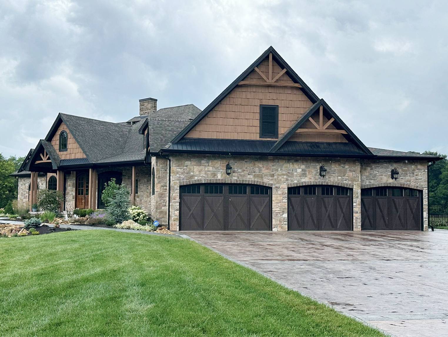 https://www.chiohd.com/hubfs/chi01/Pages/Color%20landing%20page%20%28woodtones%29/Stone%20house%20with%20brown%20and%20black%20accents.jpg